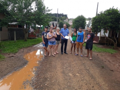 Vereador Abílio faz Indicação e entrega abaixo-assinado à Prefeita pela manutenção de rua e colocação de lixeiras no bairro Esperança